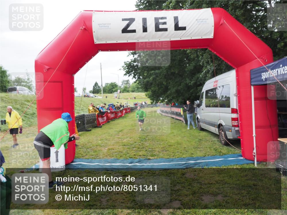21.06.2025 - 27. Vierlanden-Triathlon MichiJ http://msf.ph/oto/8051341 15.06.2026 15:24:32 Ziel 1323 meine-sportfotos.de