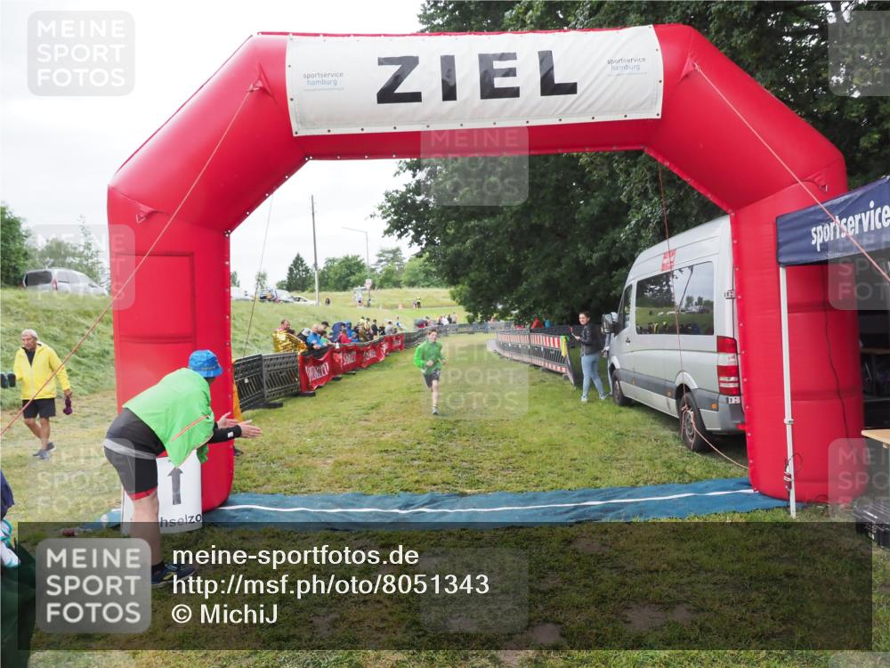 21.06.2025 - 27. Vierlanden-Triathlon MichiJ http://msf.ph/oto/8051343 15.06.2026 15:24:32 Ziel 1323 meine-sportfotos.de