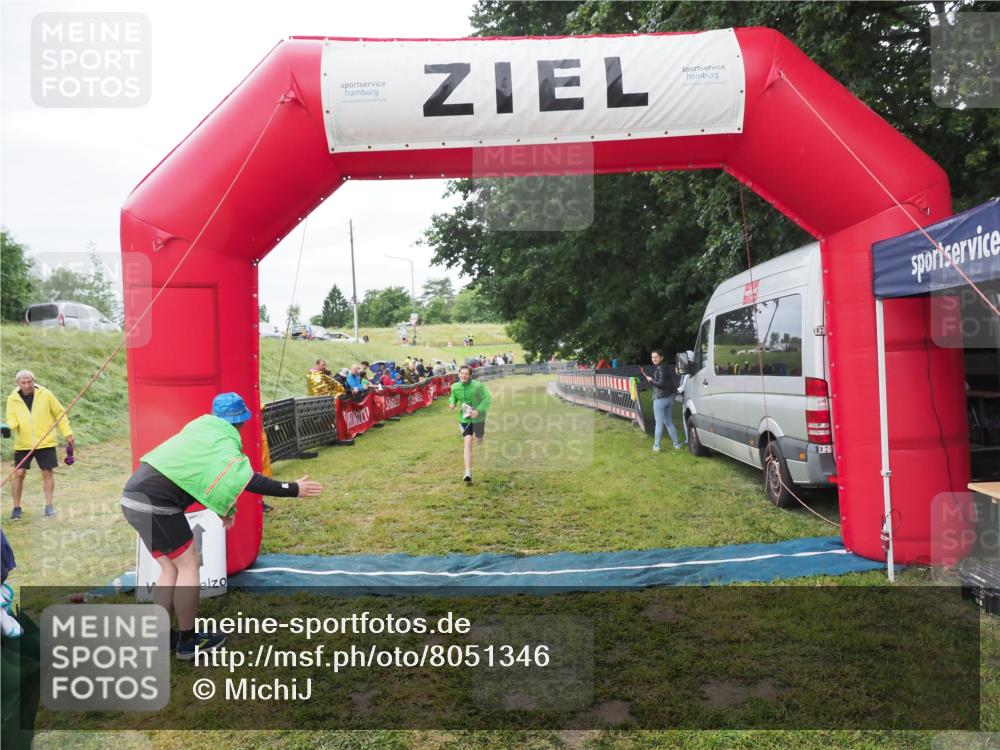 21.06.2025 - 27. Vierlanden-Triathlon MichiJ http://msf.ph/oto/8051346 15.06.2026 15:24:32 Ziel 1323 meine-sportfotos.de