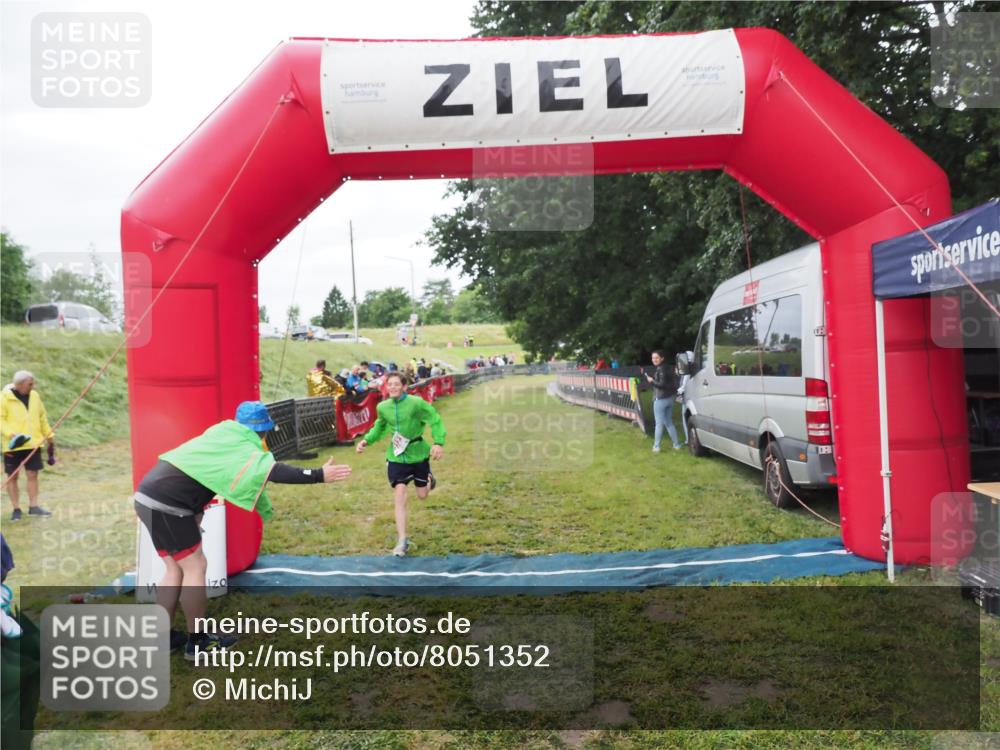 21.06.2025 - 27. Vierlanden-Triathlon MichiJ http://msf.ph/oto/8051352 15.06.2026 15:24:33 Ziel 1323 meine-sportfotos.de