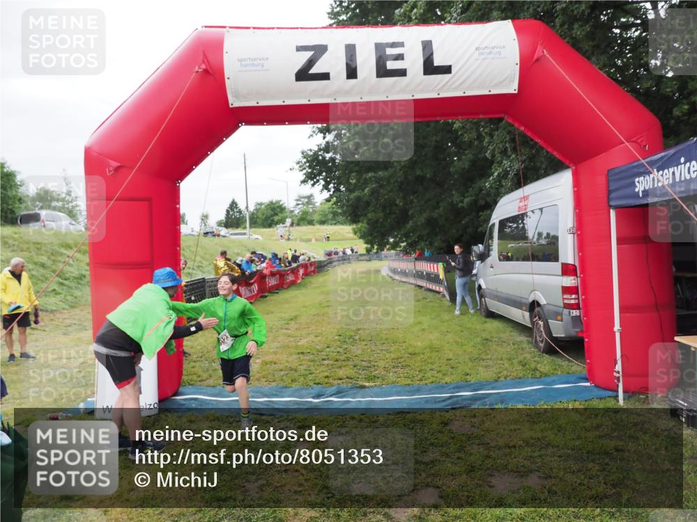 21.06.2025 - 27. Vierlanden-Triathlon MichiJ http://msf.ph/oto/8051353 15.06.2026 15:24:33 Ziel 1323 meine-sportfotos.de