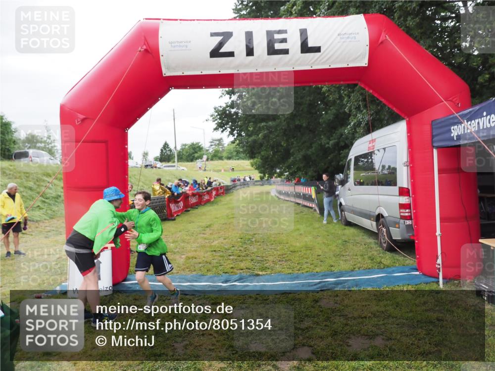 21.06.2025 - 27. Vierlanden-Triathlon MichiJ http://msf.ph/oto/8051354 15.06.2026 15:24:34 Ziel 1323 meine-sportfotos.de