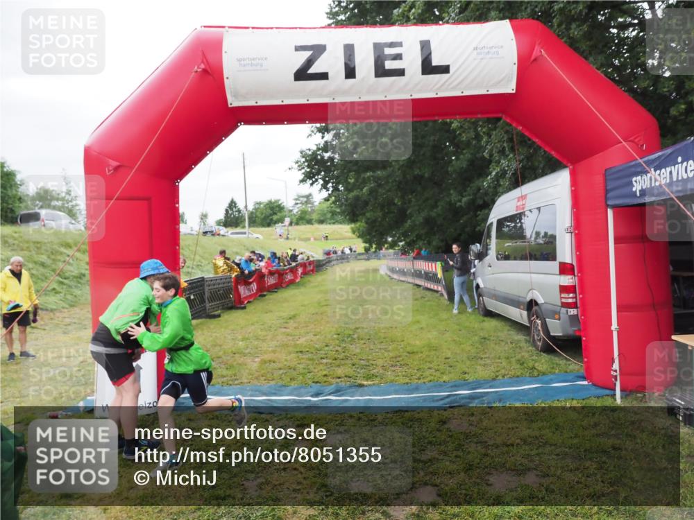 21.06.2025 - 27. Vierlanden-Triathlon MichiJ http://msf.ph/oto/8051355 15.06.2026 15:24:34 Ziel 1323 meine-sportfotos.de