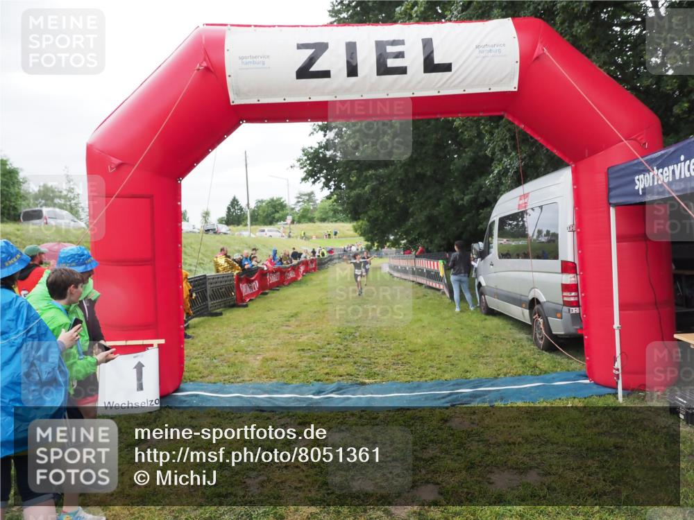 21.06.2025 - 27. Vierlanden-Triathlon MichiJ http://msf.ph/oto/8051361 15.06.2026 15:24:47 Ziel 1342, 1350 meine-sportfotos.de
