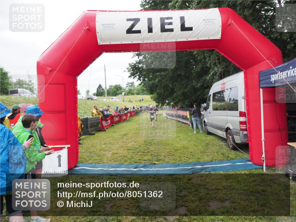 21.06.2025 - 27. Vierlanden-Triathlon MichiJ http://msf.ph/oto/8051362 15.06.2026 15:24:47 Ziel 1342, 1350 meine-sportfotos.de
