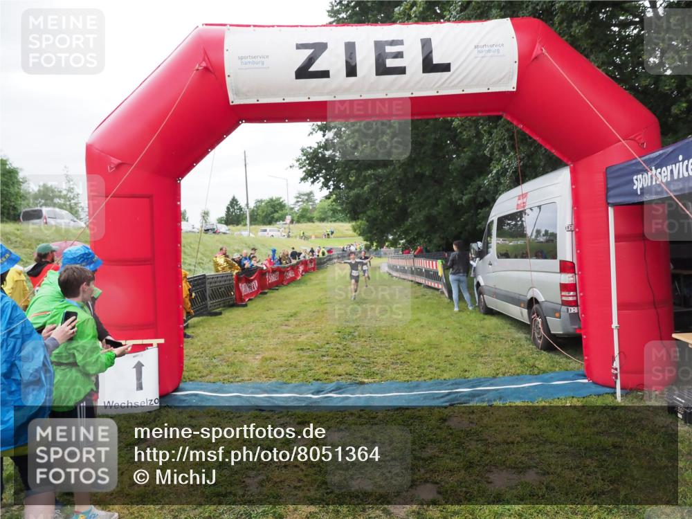 21.06.2025 - 27. Vierlanden-Triathlon MichiJ http://msf.ph/oto/8051364 15.06.2026 15:24:47 Ziel 1342, 1350 meine-sportfotos.de