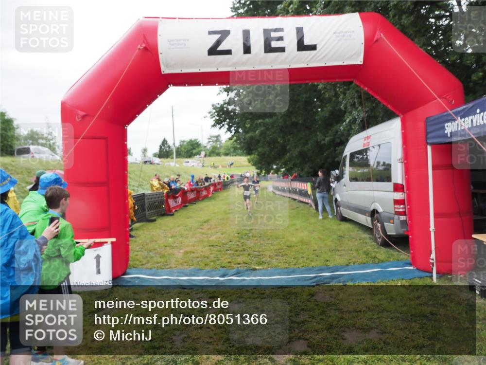 21.06.2025 - 27. Vierlanden-Triathlon MichiJ http://msf.ph/oto/8051366 15.06.2026 15:24:48 Ziel 1342, 1350 meine-sportfotos.de