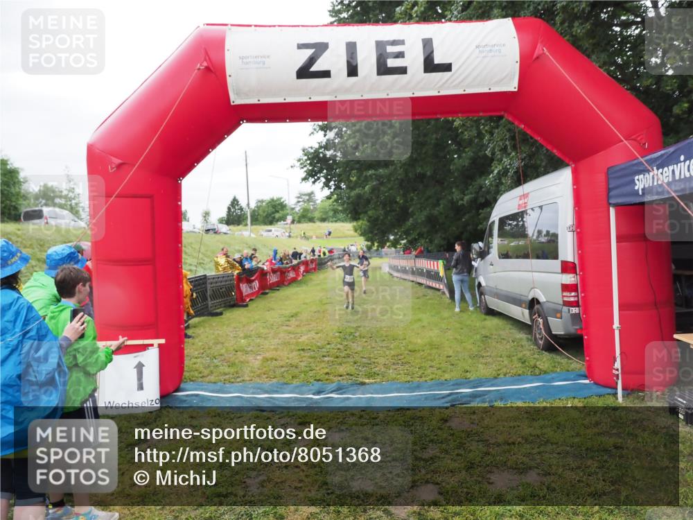 21.06.2025 - 27. Vierlanden-Triathlon MichiJ http://msf.ph/oto/8051368 15.06.2026 15:24:48 Ziel 1342, 1350 meine-sportfotos.de