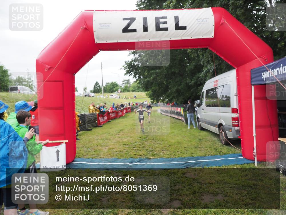 21.06.2025 - 27. Vierlanden-Triathlon MichiJ http://msf.ph/oto/8051369 15.06.2026 15:24:48 Ziel 1342, 1350 meine-sportfotos.de