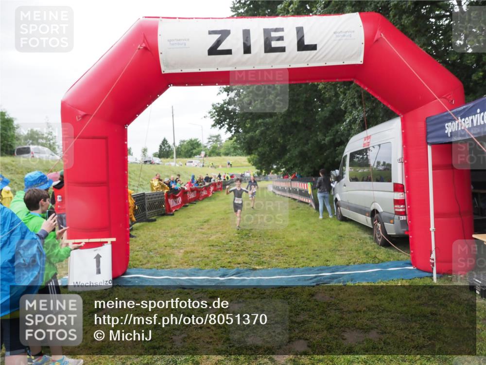 21.06.2025 - 27. Vierlanden-Triathlon MichiJ http://msf.ph/oto/8051370 15.06.2026 15:24:48 Ziel 1342, 1350 meine-sportfotos.de