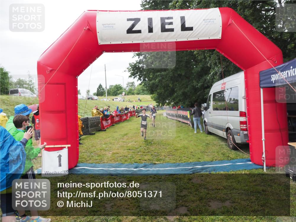 21.06.2025 - 27. Vierlanden-Triathlon MichiJ http://msf.ph/oto/8051371 15.06.2026 15:24:49 Ziel 1342, 1350 meine-sportfotos.de