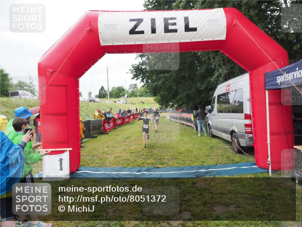 21.06.2025 - 27. Vierlanden-Triathlon MichiJ http://msf.ph/oto/8051372 15.06.2026 15:24:49 Ziel 1342, 1350 meine-sportfotos.de