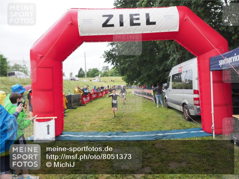 21.06.2025 - 27. Vierlanden-Triathlon MichiJ http://msf.ph/oto/8051373 15.06.2026 15:24:49 Ziel 1342, 1350 meine-sportfotos.de