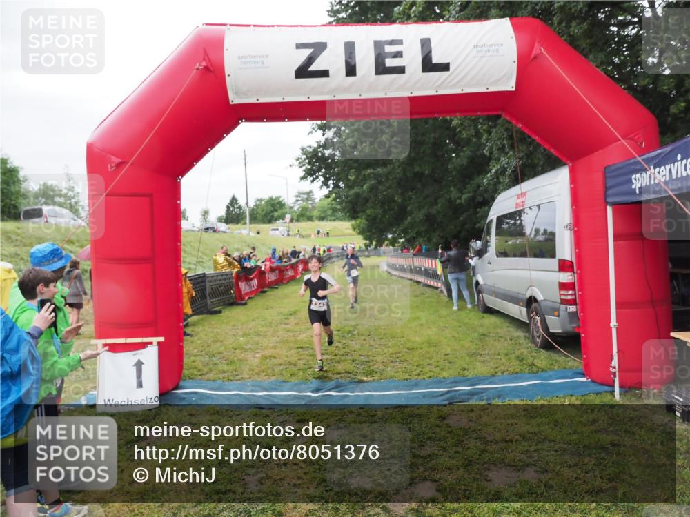 21.06.2025 - 27. Vierlanden-Triathlon MichiJ http://msf.ph/oto/8051376 15.06.2026 15:24:49 Ziel 1342, 1350 meine-sportfotos.de