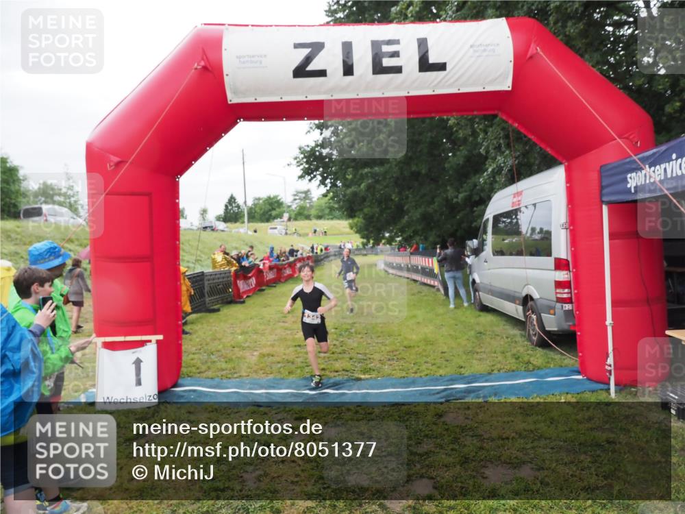 21.06.2025 - 27. Vierlanden-Triathlon MichiJ http://msf.ph/oto/8051377 15.06.2026 15:24:49 Ziel 1342, 1350 meine-sportfotos.de