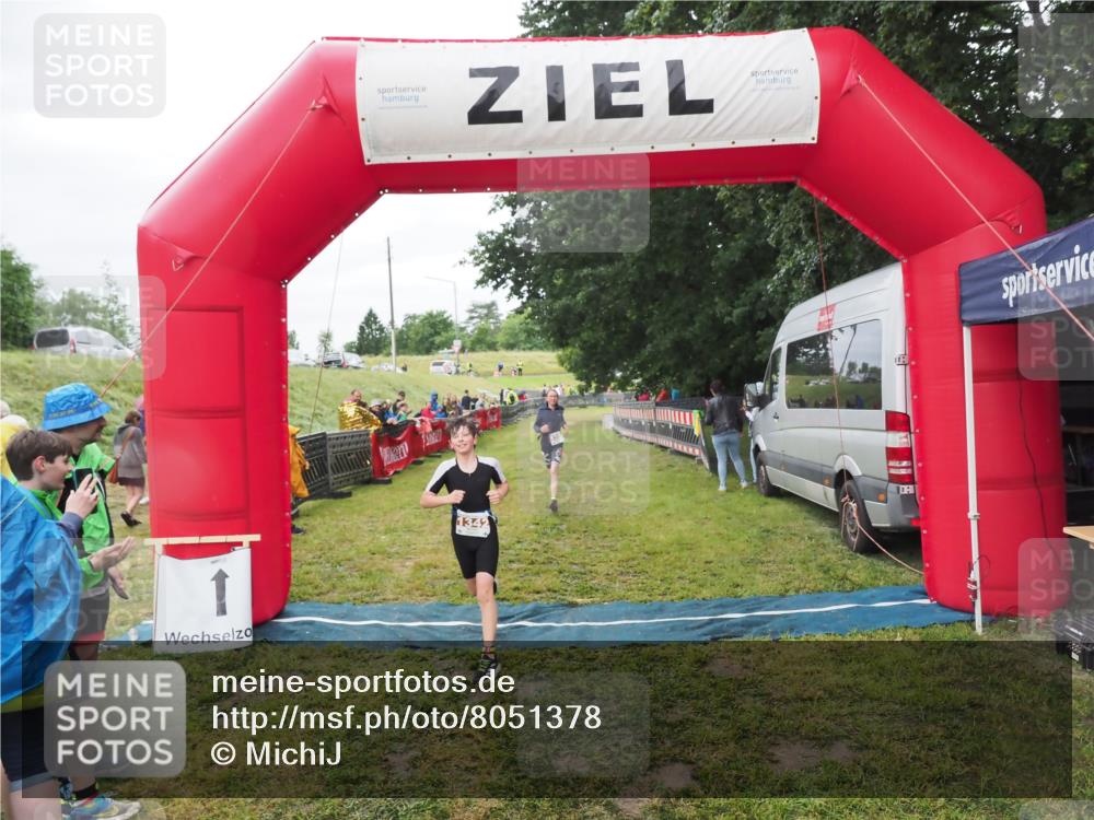 21.06.2025 - 27. Vierlanden-Triathlon MichiJ http://msf.ph/oto/8051378 15.06.2026 15:24:50 Ziel 1342, 1350 meine-sportfotos.de
