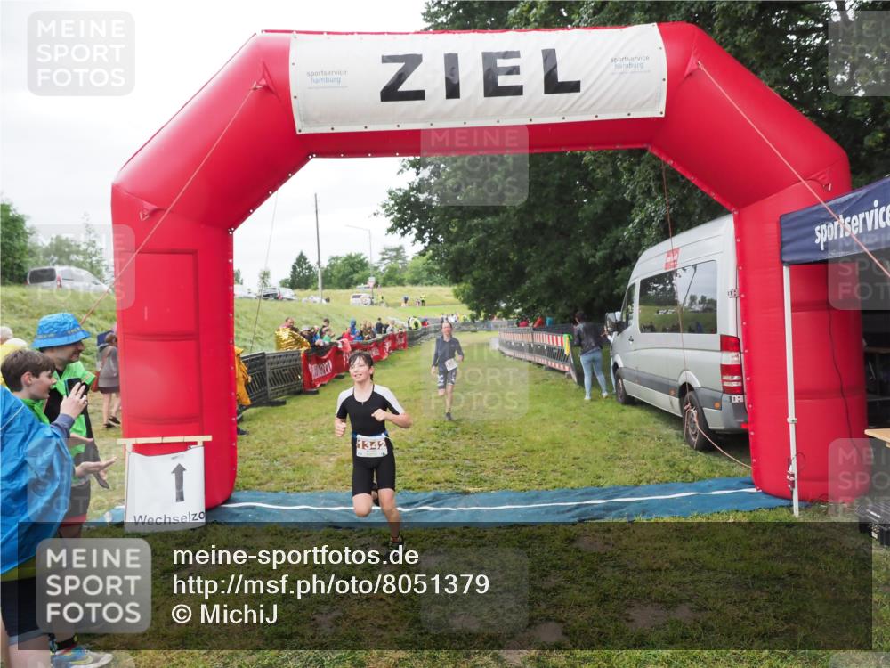 21.06.2025 - 27. Vierlanden-Triathlon MichiJ http://msf.ph/oto/8051379 15.06.2026 15:24:50 Ziel 1342, 1350 meine-sportfotos.de
