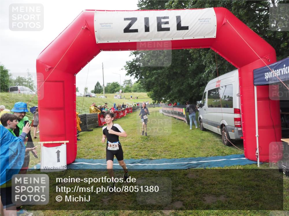 21.06.2025 - 27. Vierlanden-Triathlon MichiJ http://msf.ph/oto/8051380 15.06.2026 15:24:50 Ziel 1342, 1350 meine-sportfotos.de