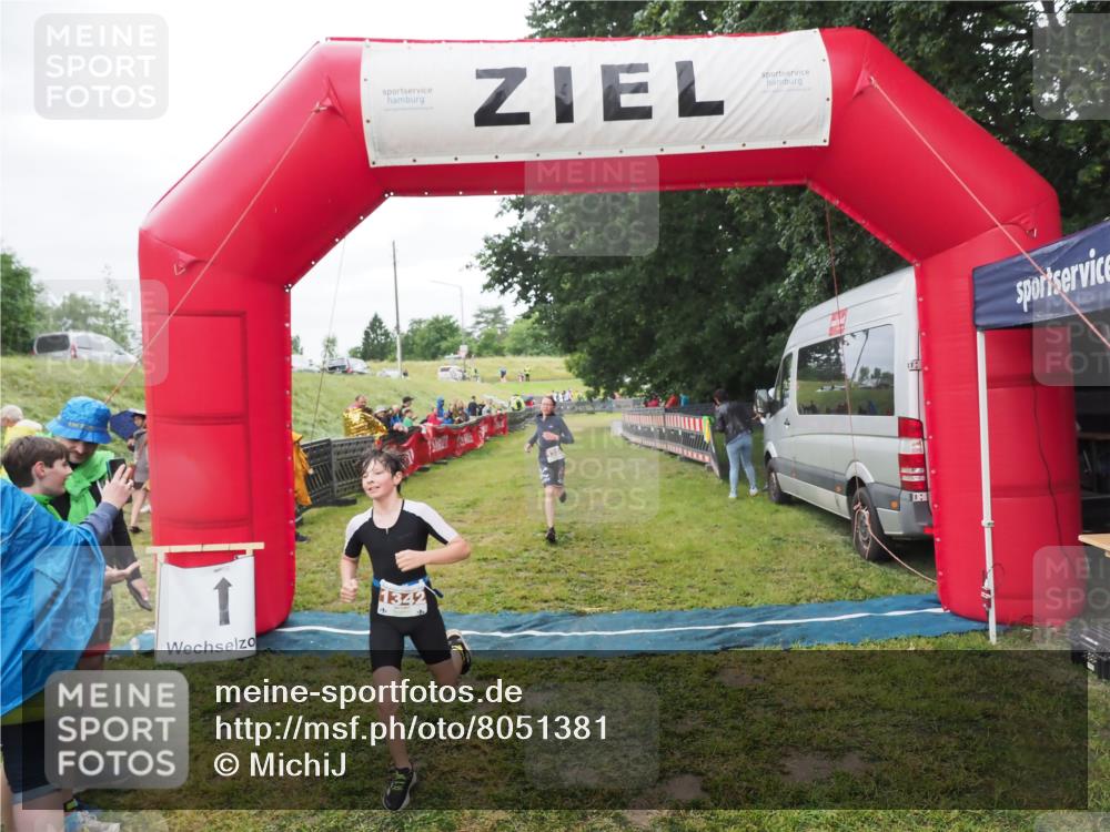 21.06.2025 - 27. Vierlanden-Triathlon MichiJ http://msf.ph/oto/8051381 15.06.2026 15:24:50 Ziel 1342, 1350 meine-sportfotos.de