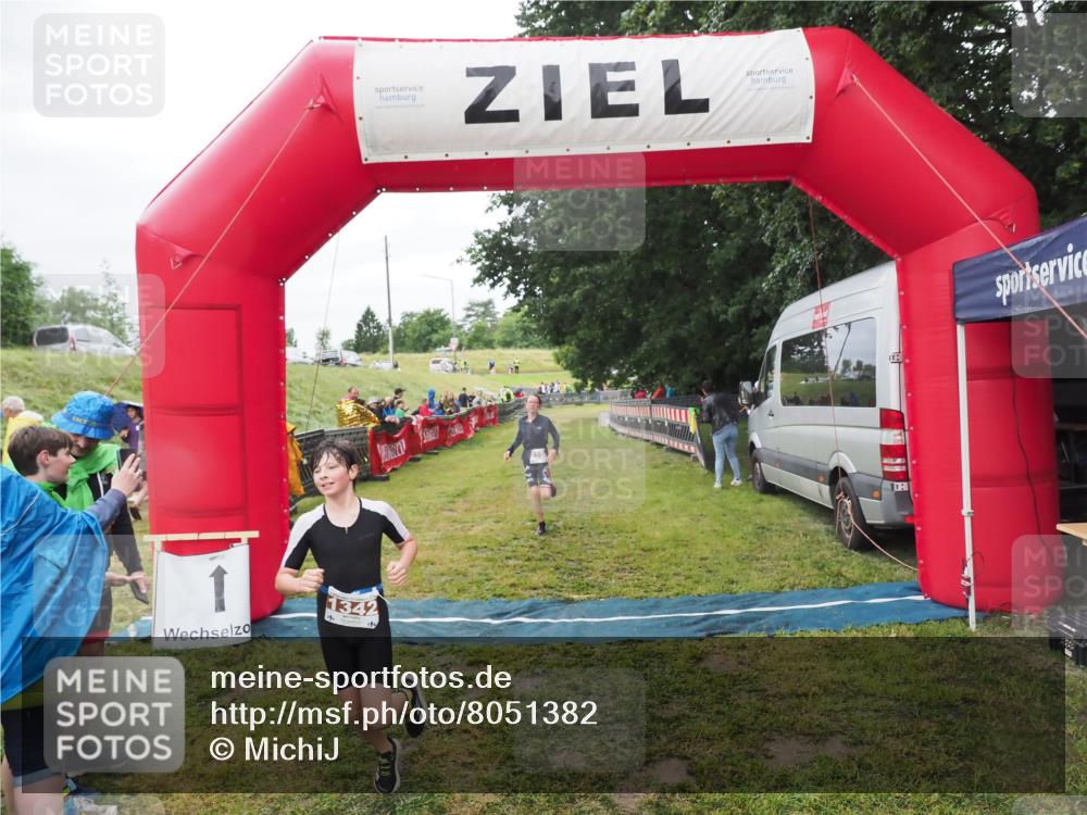 21.06.2025 - 27. Vierlanden-Triathlon MichiJ http://msf.ph/oto/8051382 15.06.2026 15:24:50 Ziel 1342, 1350 meine-sportfotos.de