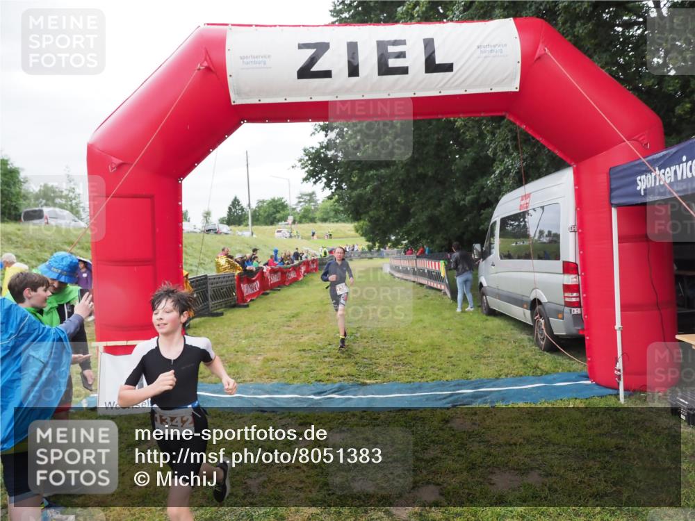 21.06.2025 - 27. Vierlanden-Triathlon MichiJ http://msf.ph/oto/8051383 15.06.2026 15:24:50 Ziel 1342, 1350 meine-sportfotos.de