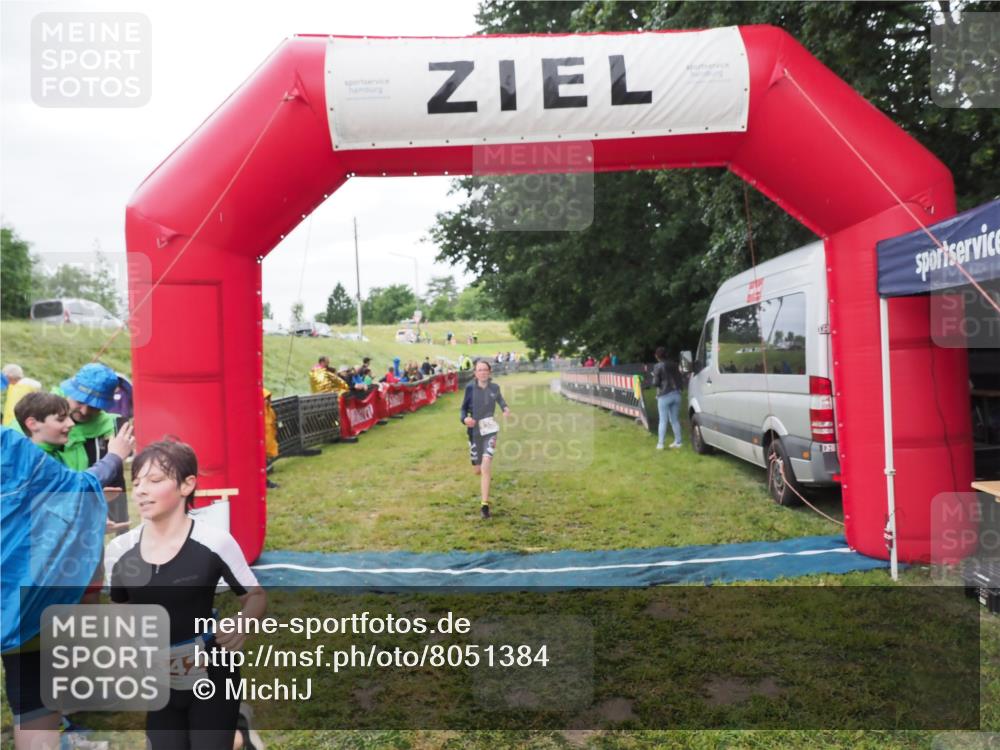 21.06.2025 - 27. Vierlanden-Triathlon MichiJ http://msf.ph/oto/8051384 15.06.2026 15:24:51 Ziel 1342, 1350 meine-sportfotos.de