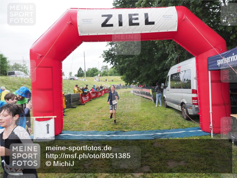 21.06.2025 - 27. Vierlanden-Triathlon MichiJ http://msf.ph/oto/8051385 15.06.2026 15:24:51 Ziel 1342, 1350 meine-sportfotos.de