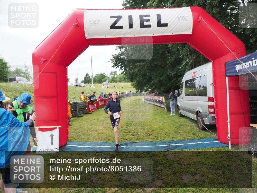 21.06.2025 - 27. Vierlanden-Triathlon MichiJ http://msf.ph/oto/8051386 15.06.2026 15:24:51 Ziel 1342, 1350 meine-sportfotos.de