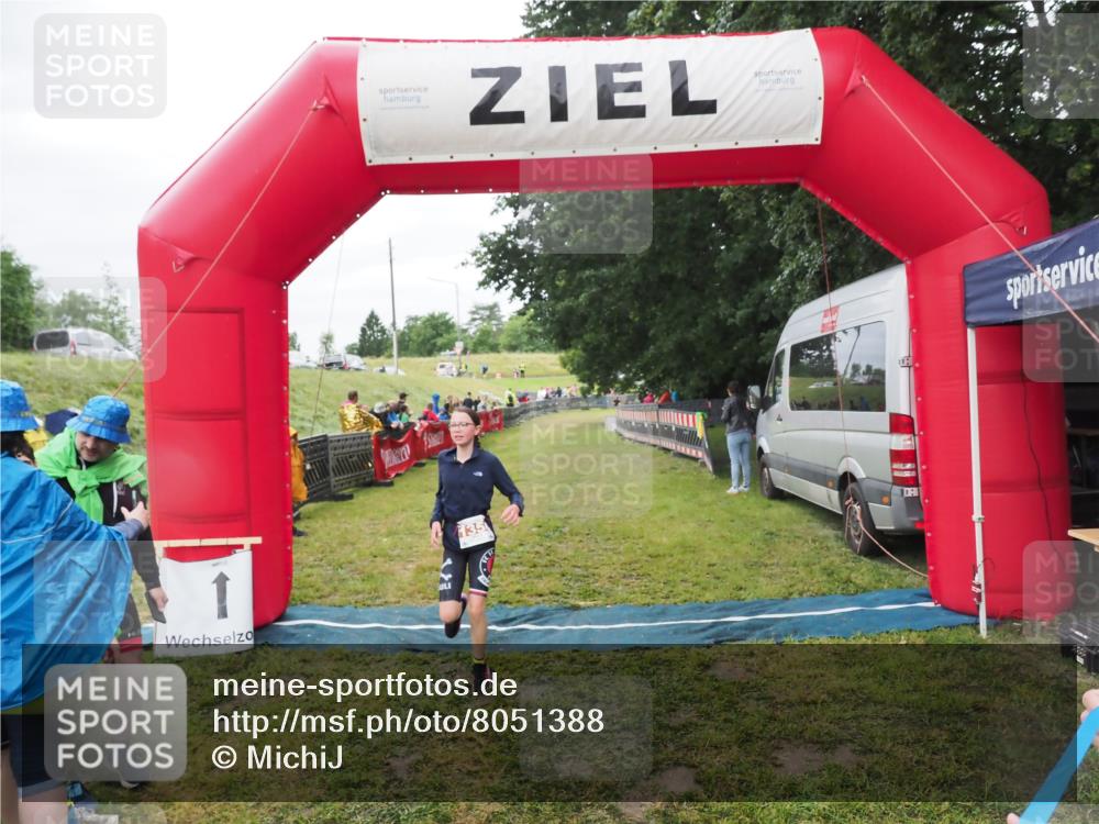 21.06.2025 - 27. Vierlanden-Triathlon MichiJ http://msf.ph/oto/8051388 15.06.2026 15:24:51 Ziel 1342, 1350 meine-sportfotos.de