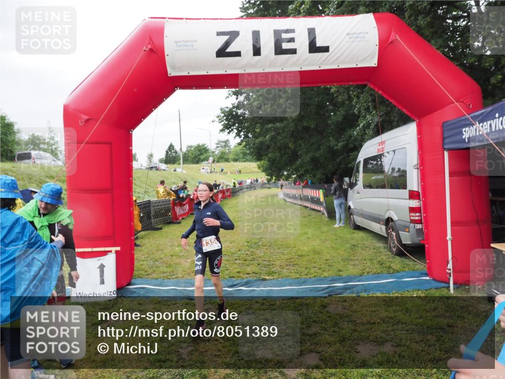 21.06.2025 - 27. Vierlanden-Triathlon MichiJ http://msf.ph/oto/8051389 15.06.2026 15:24:51 Ziel 1342, 1350 meine-sportfotos.de