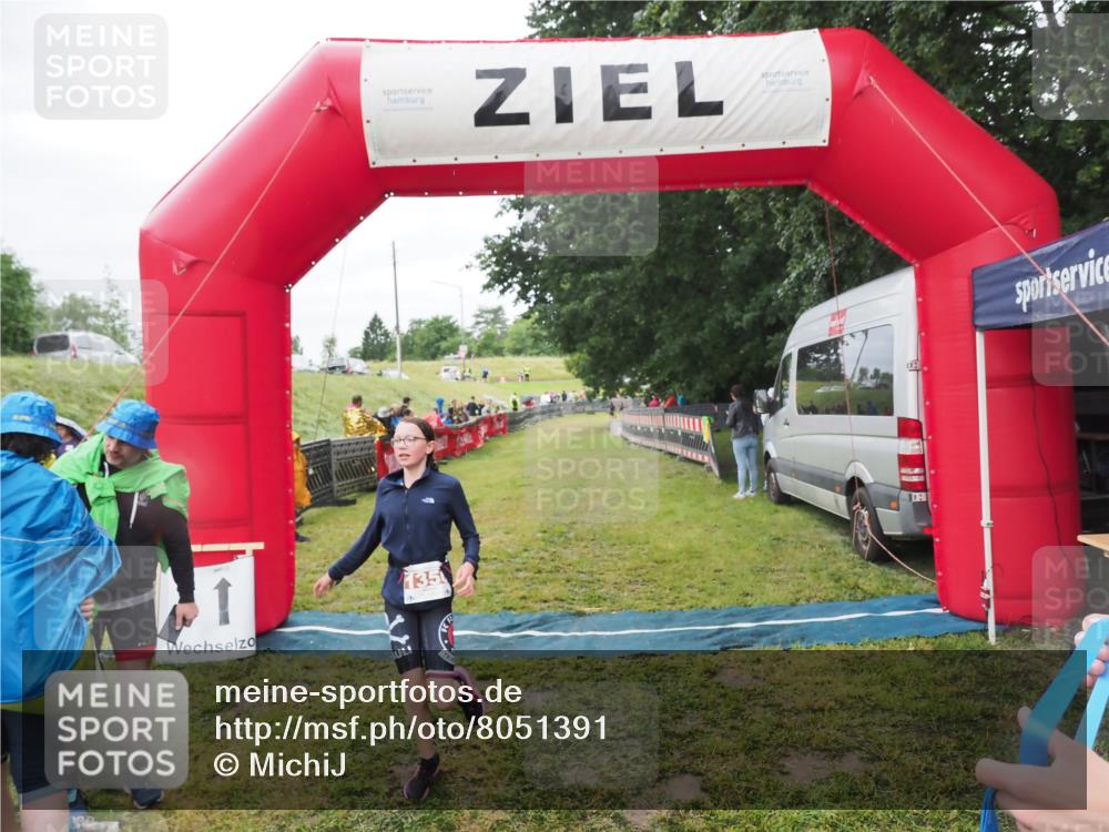 21.06.2025 - 27. Vierlanden-Triathlon MichiJ http://msf.ph/oto/8051391 15.06.2026 15:24:52 Ziel 1342, 1350 meine-sportfotos.de