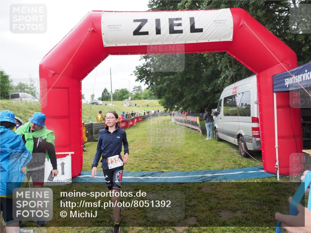21.06.2025 - 27. Vierlanden-Triathlon MichiJ http://msf.ph/oto/8051392 15.06.2026 15:24:52 Ziel 1342, 1350 meine-sportfotos.de