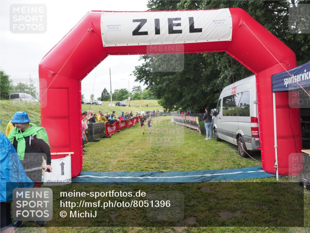 21.06.2025 - 27. Vierlanden-Triathlon MichiJ http://msf.ph/oto/8051396 15.06.2026 15:24:58 Ziel 1350, 1352, 1370 meine-sportfotos.de