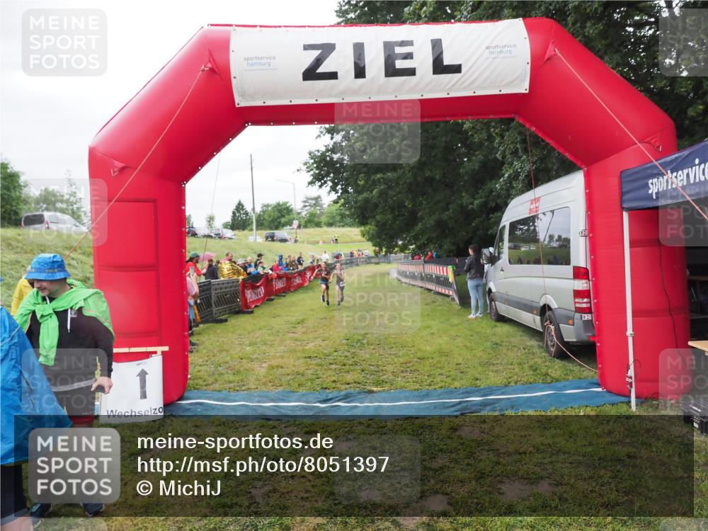 21.06.2025 - 27. Vierlanden-Triathlon MichiJ http://msf.ph/oto/8051397 15.06.2026 15:24:58 Ziel 1350, 1352, 1370 meine-sportfotos.de