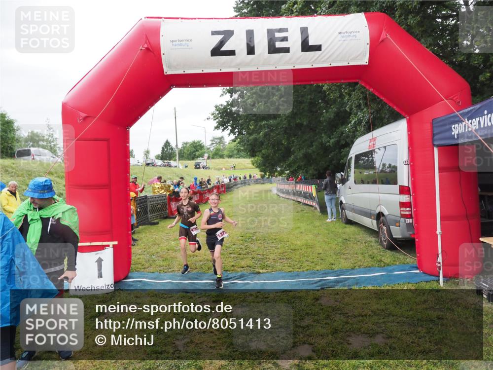21.06.2025 - 27. Vierlanden-Triathlon MichiJ http://msf.ph/oto/8051413 15.06.2026 15:25:01 Ziel 1352, 1370 meine-sportfotos.de