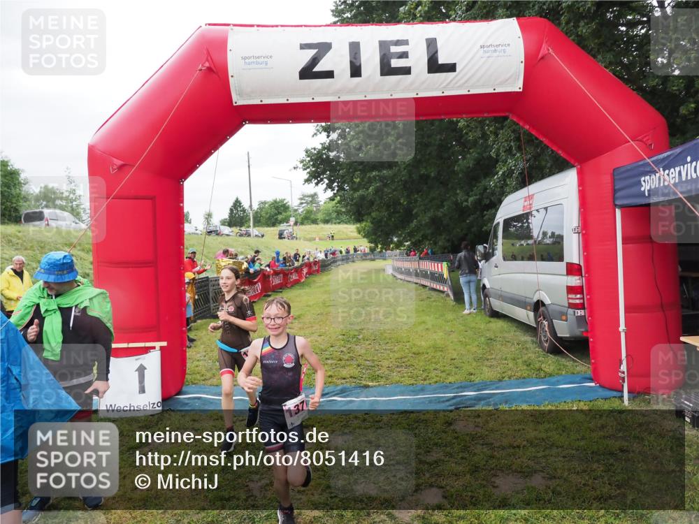 21.06.2025 - 27. Vierlanden-Triathlon MichiJ http://msf.ph/oto/8051416 15.06.2026 15:25:01 Ziel 1352, 1370 meine-sportfotos.de