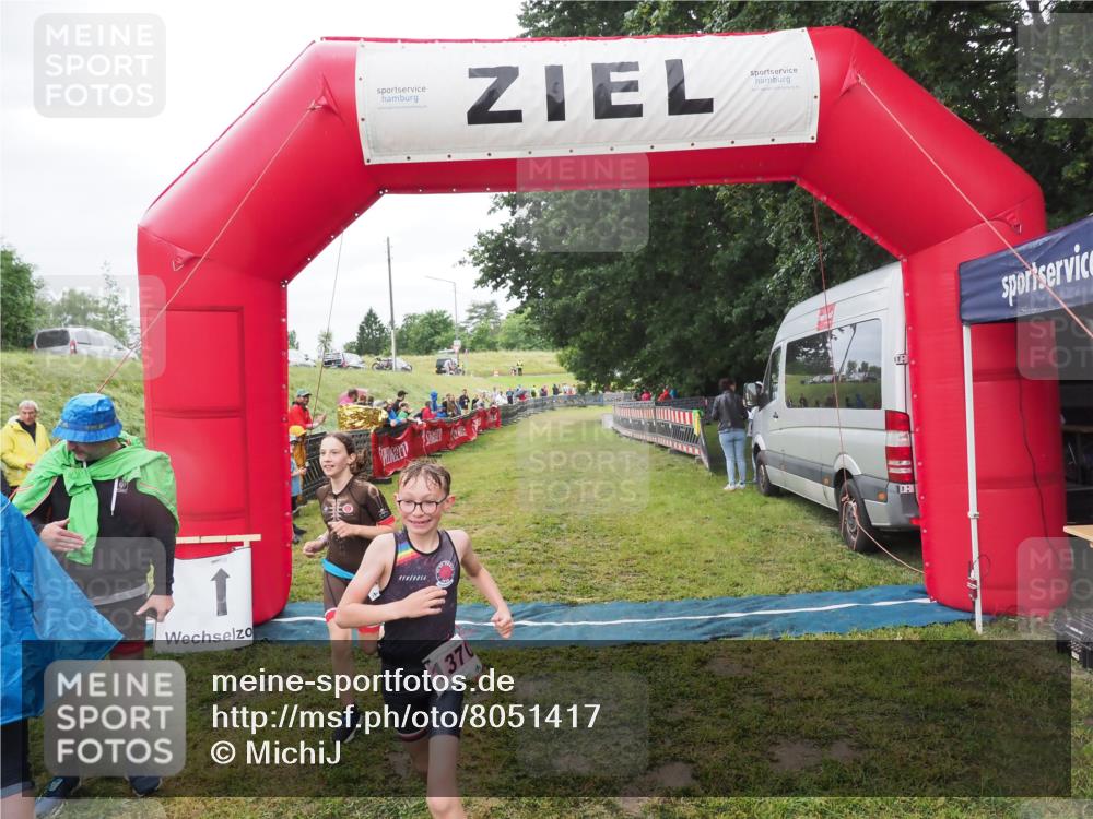 21.06.2025 - 27. Vierlanden-Triathlon MichiJ http://msf.ph/oto/8051417 15.06.2026 15:25:01 Ziel 1352, 1370 meine-sportfotos.de