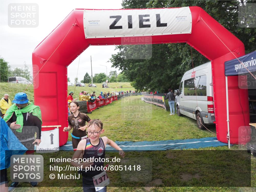 21.06.2025 - 27. Vierlanden-Triathlon MichiJ http://msf.ph/oto/8051418 15.06.2026 15:25:01 Ziel 1352, 1370 meine-sportfotos.de