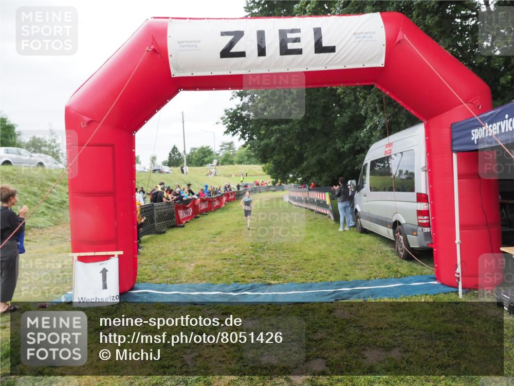 21.06.2025 - 27. Vierlanden-Triathlon MichiJ http://msf.ph/oto/8051426 15.06.2026 15:25:47 Ziel 1356 meine-sportfotos.de