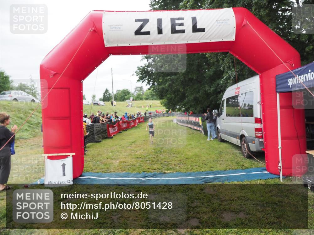 21.06.2025 - 27. Vierlanden-Triathlon MichiJ http://msf.ph/oto/8051428 15.06.2026 15:25:47 Ziel 1356 meine-sportfotos.de