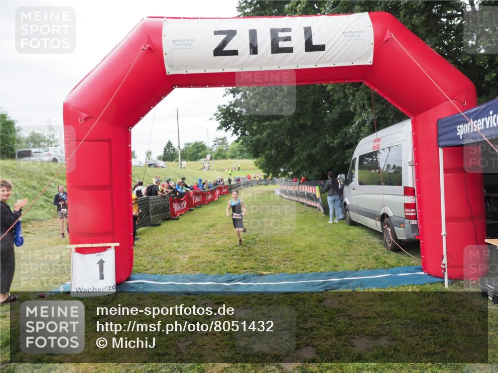 21.06.2025 - 27. Vierlanden-Triathlon MichiJ http://msf.ph/oto/8051432 15.06.2026 15:25:48 Ziel 1356 meine-sportfotos.de