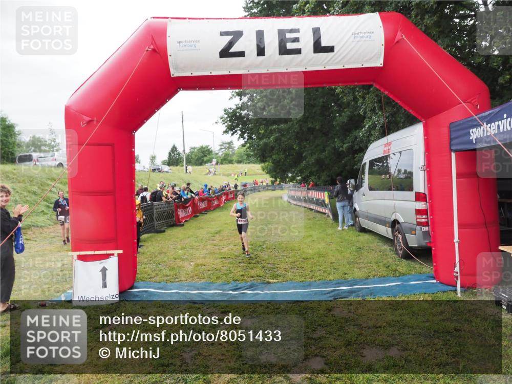 21.06.2025 - 27. Vierlanden-Triathlon MichiJ http://msf.ph/oto/8051433 15.06.2026 15:25:48 Ziel 1356 meine-sportfotos.de