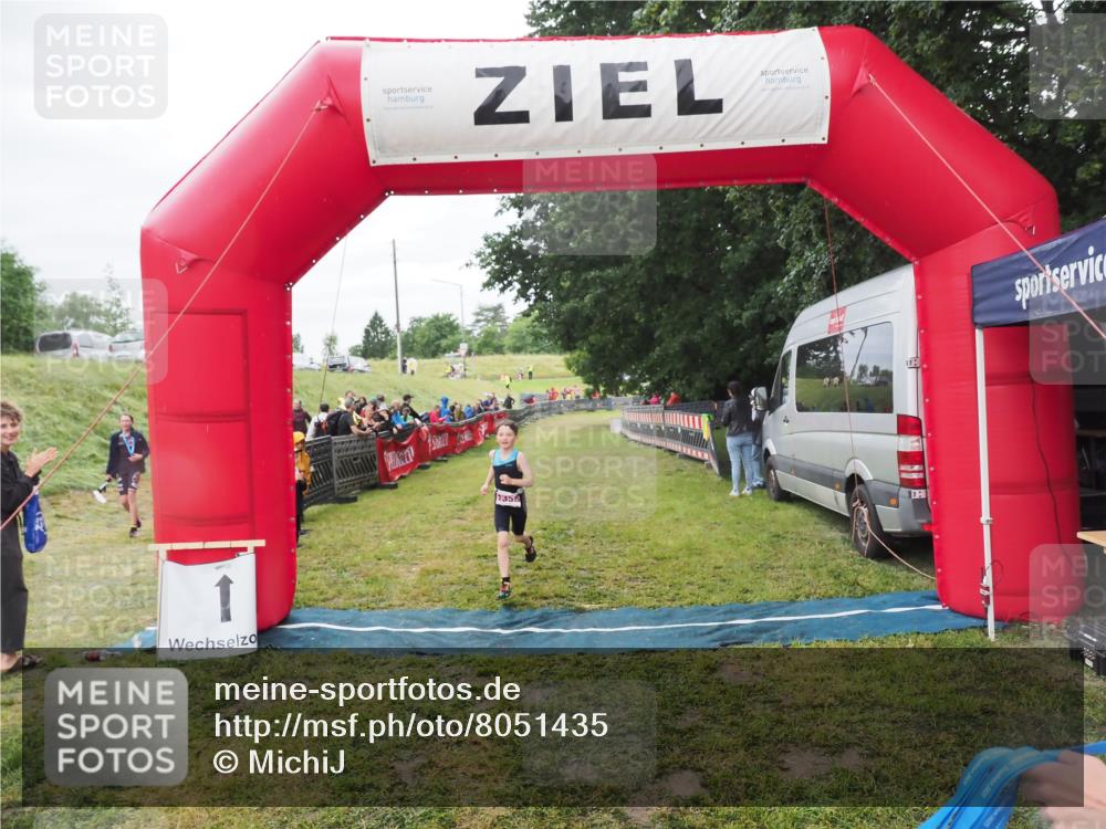 21.06.2025 - 27. Vierlanden-Triathlon MichiJ http://msf.ph/oto/8051435 15.06.2026 15:25:49 Ziel 1356 meine-sportfotos.de