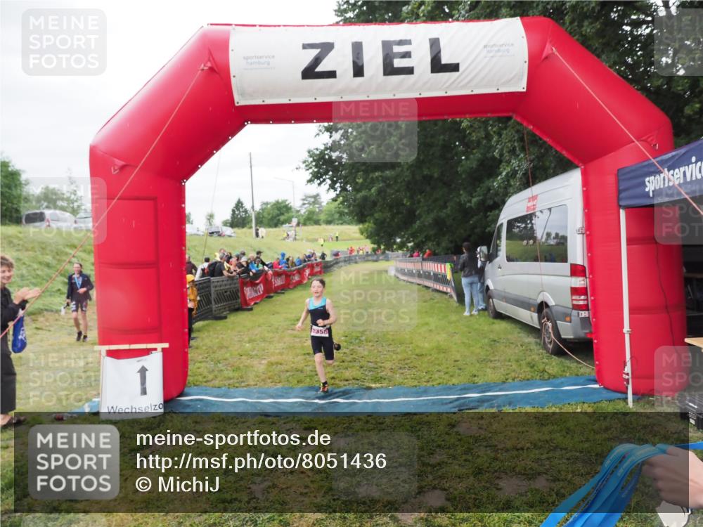 21.06.2025 - 27. Vierlanden-Triathlon MichiJ http://msf.ph/oto/8051436 15.06.2026 15:25:49 Ziel 1356 meine-sportfotos.de