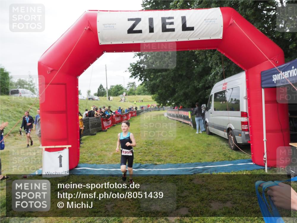 21.06.2025 - 27. Vierlanden-Triathlon MichiJ http://msf.ph/oto/8051439 15.06.2026 15:25:49 Ziel 1356 meine-sportfotos.de