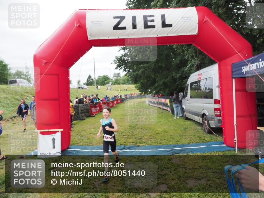 21.06.2025 - 27. Vierlanden-Triathlon MichiJ http://msf.ph/oto/8051440 15.06.2026 15:25:49 Ziel 1356 meine-sportfotos.de