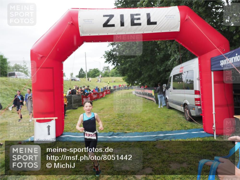 21.06.2025 - 27. Vierlanden-Triathlon MichiJ http://msf.ph/oto/8051442 15.06.2026 15:25:50 Ziel 1356 meine-sportfotos.de