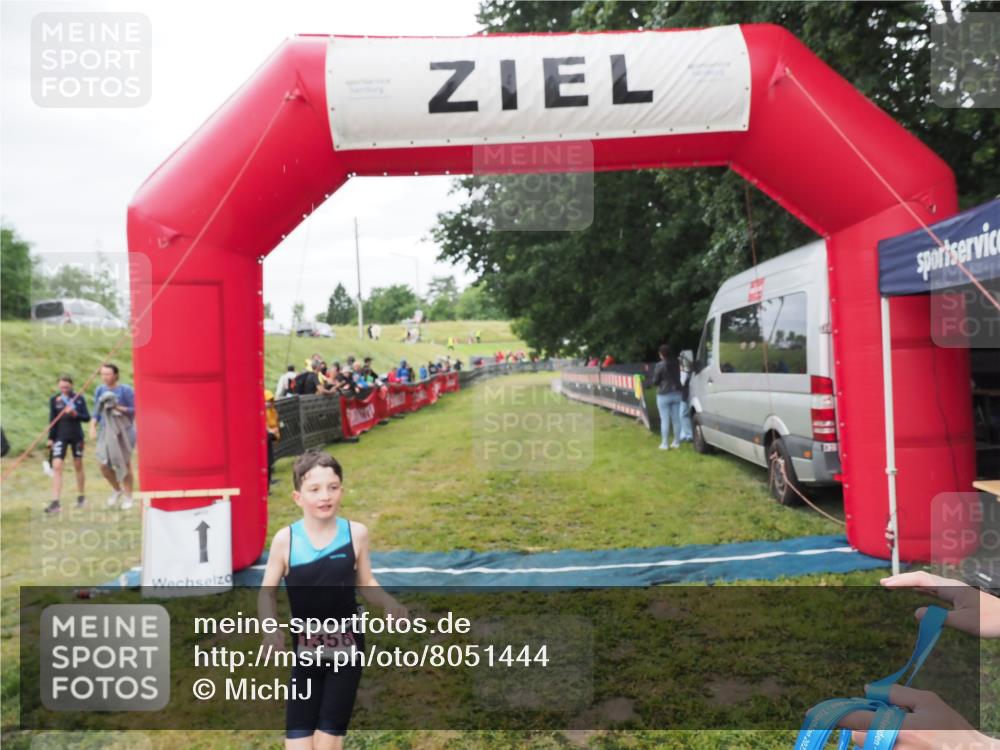 21.06.2025 - 27. Vierlanden-Triathlon MichiJ http://msf.ph/oto/8051444 15.06.2026 15:25:50 Ziel 1356 meine-sportfotos.de