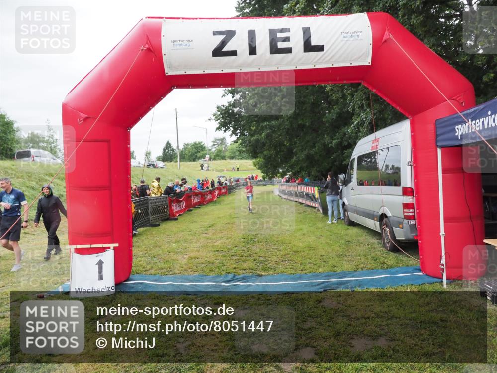 21.06.2025 - 27. Vierlanden-Triathlon MichiJ http://msf.ph/oto/8051447 15.06.2026 15:26:17 Ziel 1344 meine-sportfotos.de