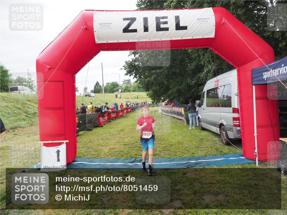 21.06.2025 - 27. Vierlanden-Triathlon MichiJ http://msf.ph/oto/8051459 15.06.2026 15:26:21 Ziel 1344 meine-sportfotos.de